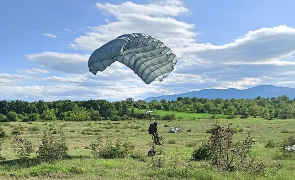 Paracadutista in atterraggio - Swift Response 2021