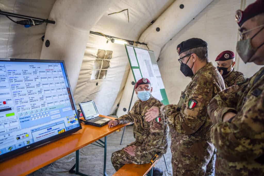 Il Gen. D.  Ristuccia visita il posto comando 