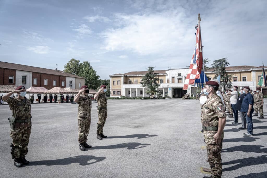 Il Comandante della Brigata Paracadutisti Folgore rende gli onori al Gonfalone