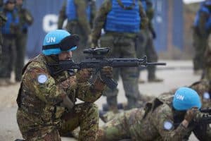 04_Missione in Libano_momento dell'esercitazione di tiro, militare italiano con sako RK 95 TP (4)