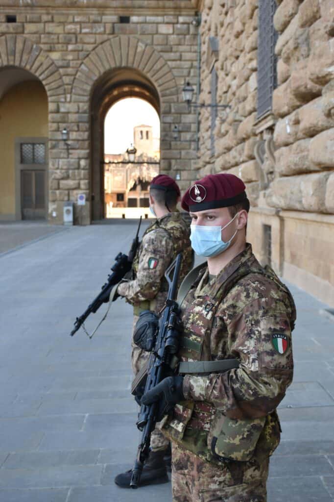 Palazzo Pitti presidiato da paracadutisti del 183° reggimento “Nembo”