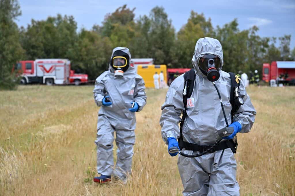 Vigili del Fuoco in attività di analisi decontaminazione di un'area