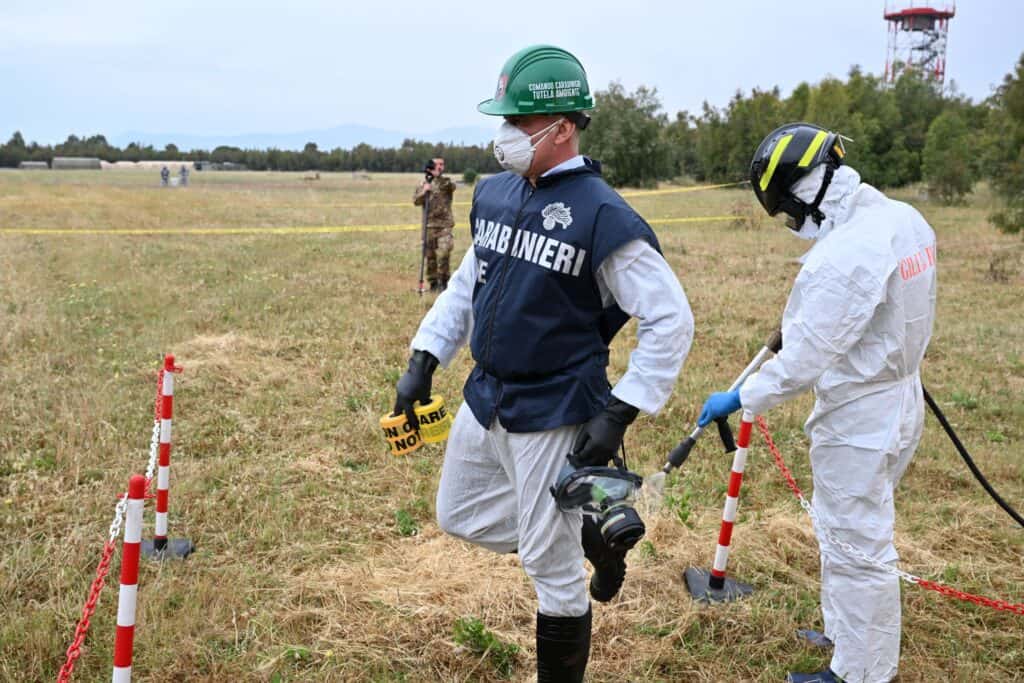 Carabinieri del NOE delimitano un'area contaminata