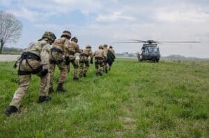 16-Imbarco-su-elicottero-a-premessa-dellattivita-di-fast-rope
