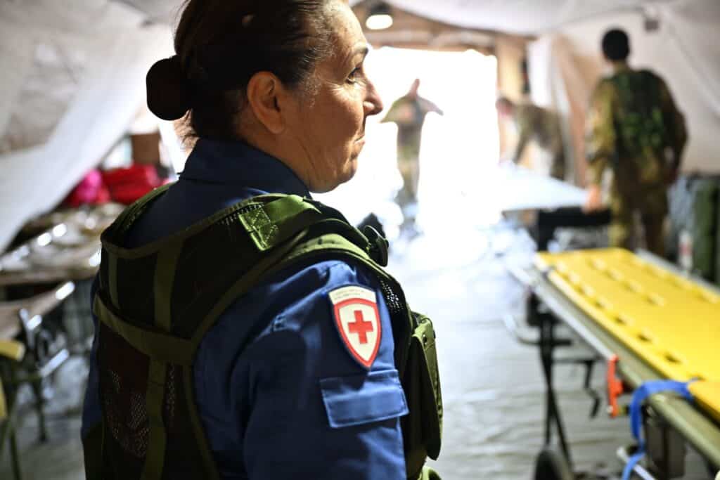 All'interno del Posto Medico Avanzato della Croce Rossa Italiana