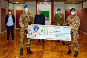 2-Consegna-della-somma-raccolta-alla-Protezione-Civile