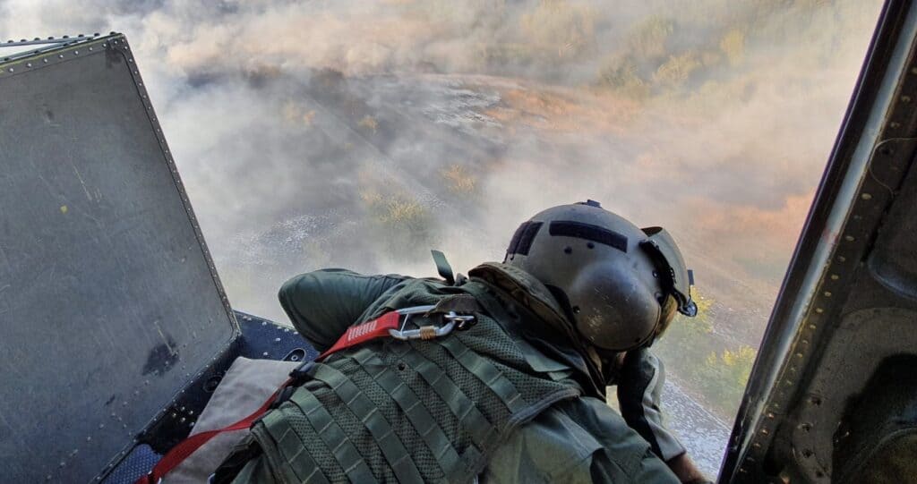 Uno specialista di bordo in attività di controllo area d'intervento