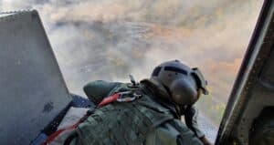 2-Uno-specialista-di-bordo-in-attivita-di-controllo-area-dintervento