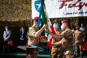 2 passaggio della Bandiera di Guerra tra il Comandante cedente ed il Comandante subentrante