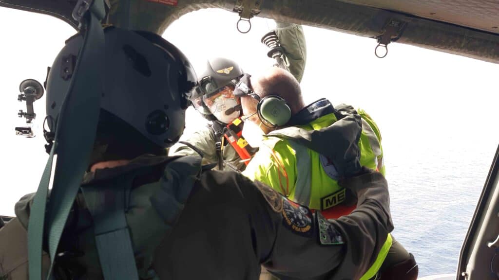 Il medico del 118 viene calato a bordo della nave mercantile