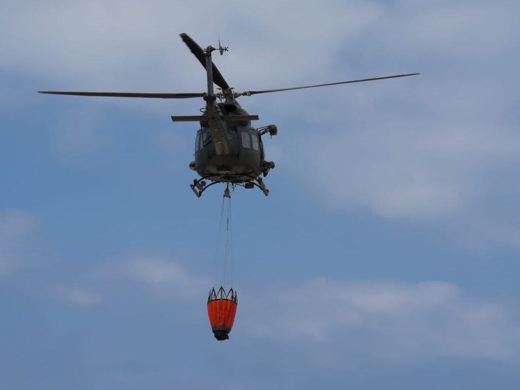 Elicottero HH-412 EI con benna antincendio al gancio baricentrico