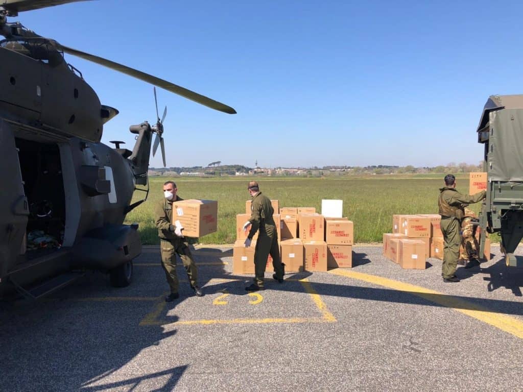 elicotteri UH-90 del 7° Reggimento AvEs “Vega”, impegnati nel trasporto e consegna di dispositivi sanitari di prima necessità.