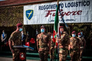 3-il-Colonnello-Pisciotta-bacia-la-Bandiera-di-Guerra