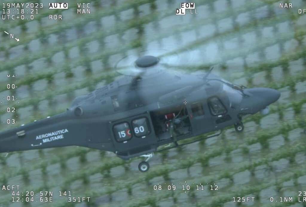 Emergenza alluvione. Elicottero del 15° Stormo durante attività di soccorso