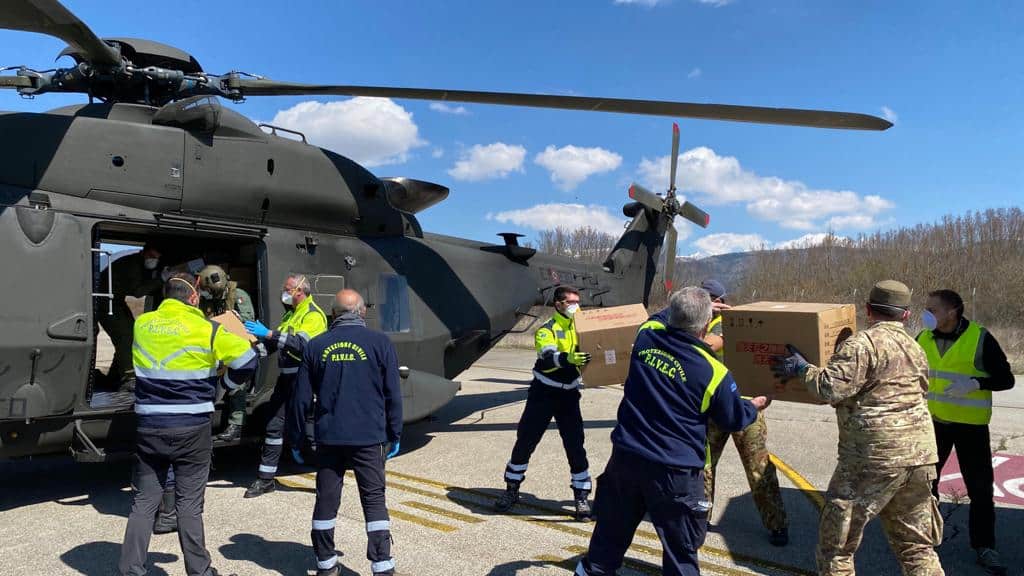 elicotteri UH-90 del 7° Reggimento AvEs “Vega”, impegnati nel trasporto e consegna di dispositivi sanitari di prima necessità.