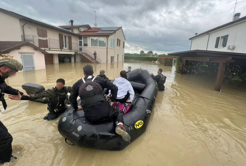 Emergenza alluvione. Operatori Forze Speciali durante attività di soccorso