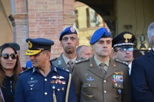 5 - Il Comandante della Brigata Aeromobile Friuli, l'Addetto Militare Pakistano e il Comandante del 66 Reggimento Aeromobile