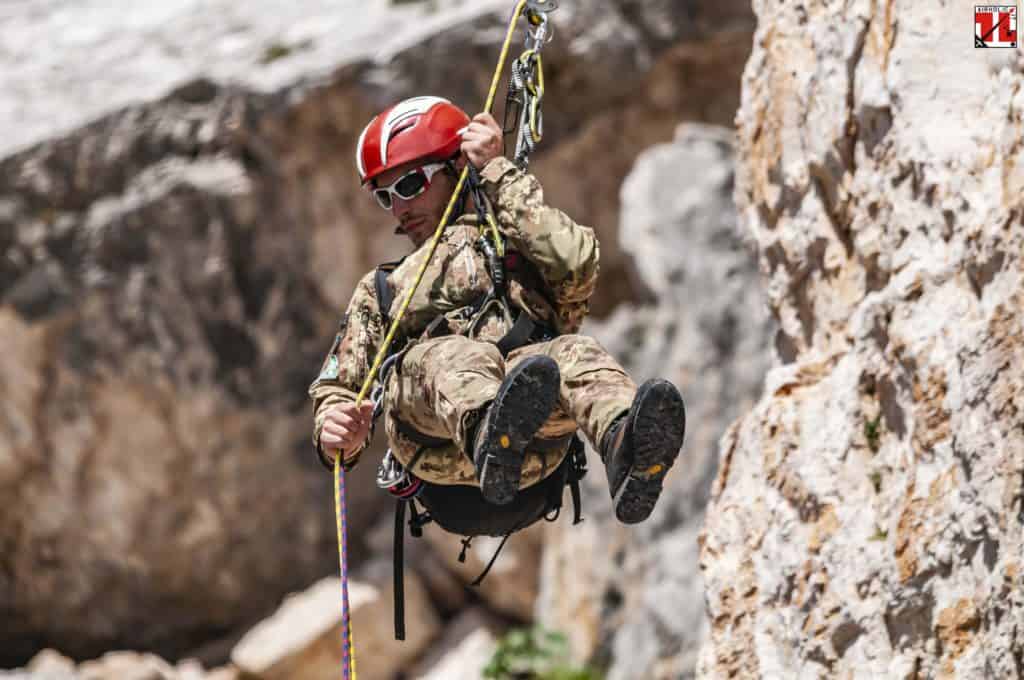 Alpino in addestramento durante esercitazione "5 Torri"