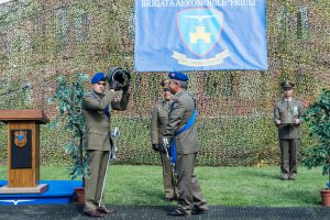6 - Il Generale Lagorio riceve simbolicamente il casco da pilota dal Generale Annigliato