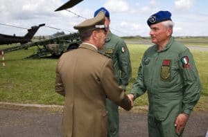 68 Anniversario dell'Aviazione Esercito - Il Capo di SME Gen. C.A. Salvatore FARINA saluta l'equipaggio dell'elicottero CH 47F