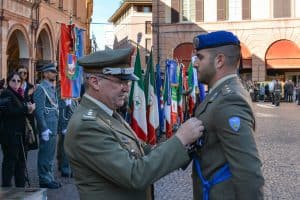 7 - Il Generale Carlo Lamanna consegna la Croce d'Argento al merito dell'Esercito al Tenente Simone della Ciana