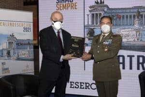 7.-Il-Generale-Farina-consegna-una-copia-del-CalendEsercito-2021-al-dott.-Mieli