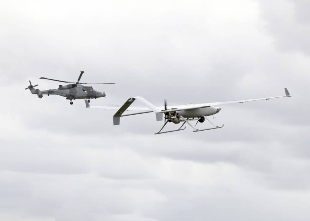 UAV MUMT in volo con AW159 Wildcat