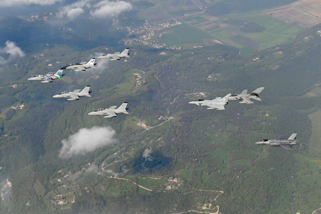 Aeronautica_dopo35_anni_si-congeda_jet_AMX_20240405__-3