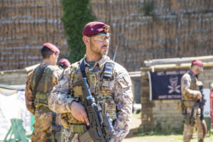 Artigliere-Paracadutista-in-addestramento-al-poligono