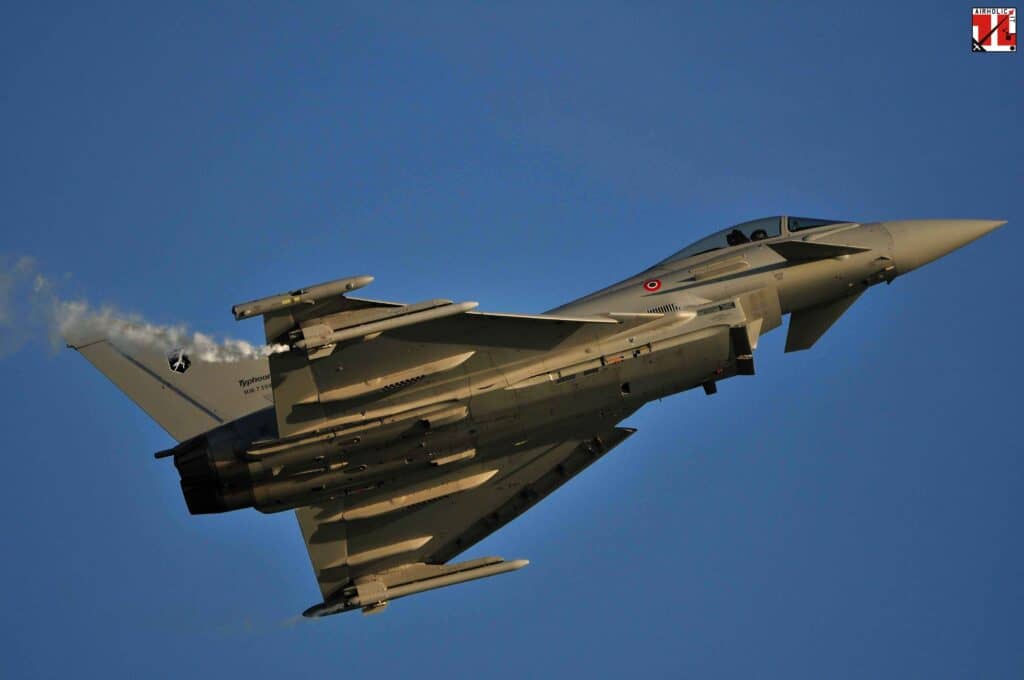 Eurofighter Typhoon vista in volo 