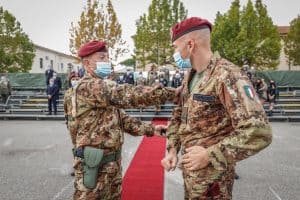 il Comandante cedente consegna lo scudetto della Folgore al Comandante subentrante