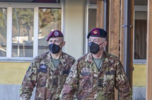 Foto-1-il-Generale-Perretti-accompagnato-dal-Comandante-della-Brigata