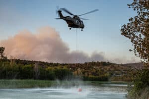 Foto 1. Un UH-90 in fase di prelevamento acqua da un lago