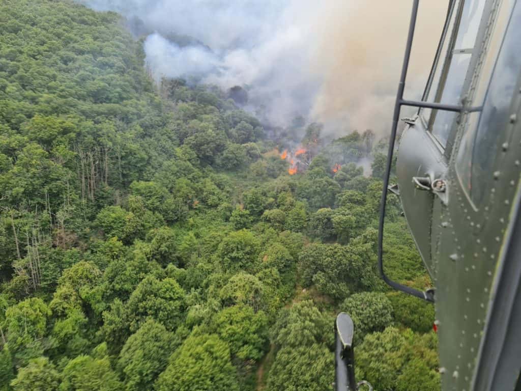 HH-412 del 2° Sirio in avvicinamento sul fuoco in Calabria