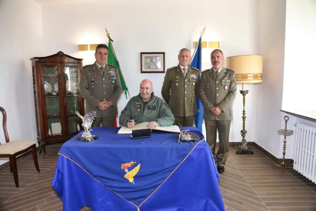 Il Comandante delle Forze Aeree Austriache firma l'albo d'Onore