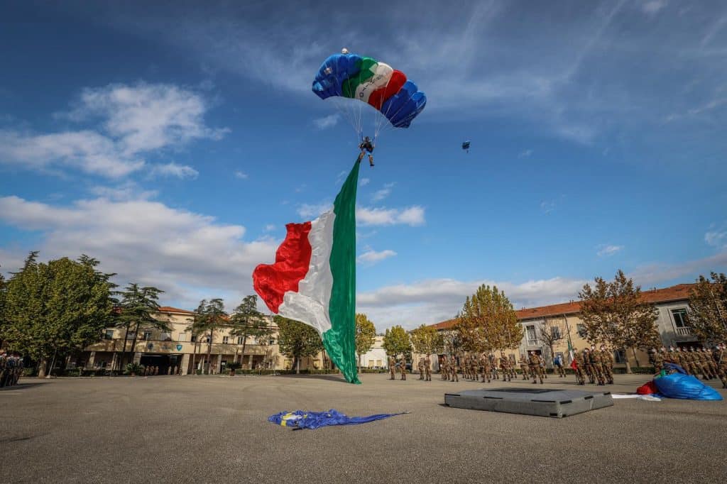 Atterraggio di un paracadutista con il tricolore sul piazzale della cerimonia