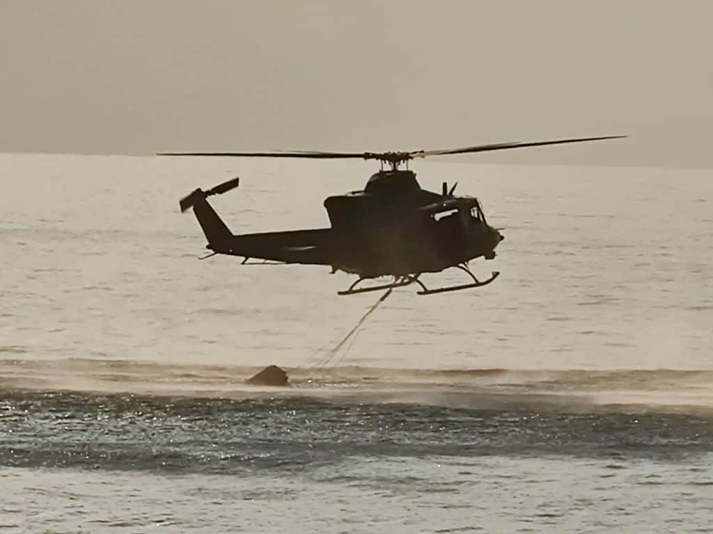 HH-412 del 2° Sirio in fase di prelevamento acqua nel mare