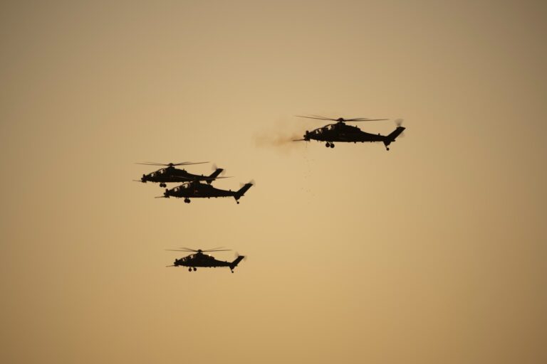 Foto-4-Elicotteri-AH-129D-in-formazione-1