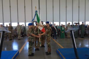 Foto-4-Passaggio-della-Bandiera-di-Guerra-tra-il-Colonnello-Bolla-cedente-e-il-Colonnello-Rapposelli-subentrante