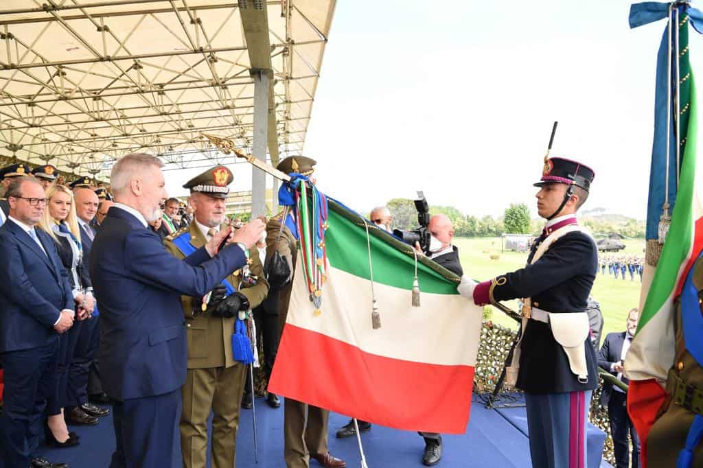 Il Ministro Guerini conferisce un'onorificenza alla Bandiera di Guerra