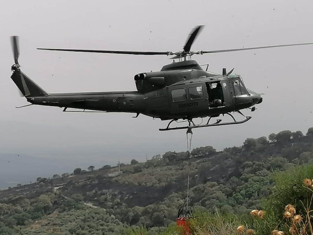 HH-412 del 21° Orsa Maggiore in fase di decollo dopo il prelevamento acqua in Sardegna