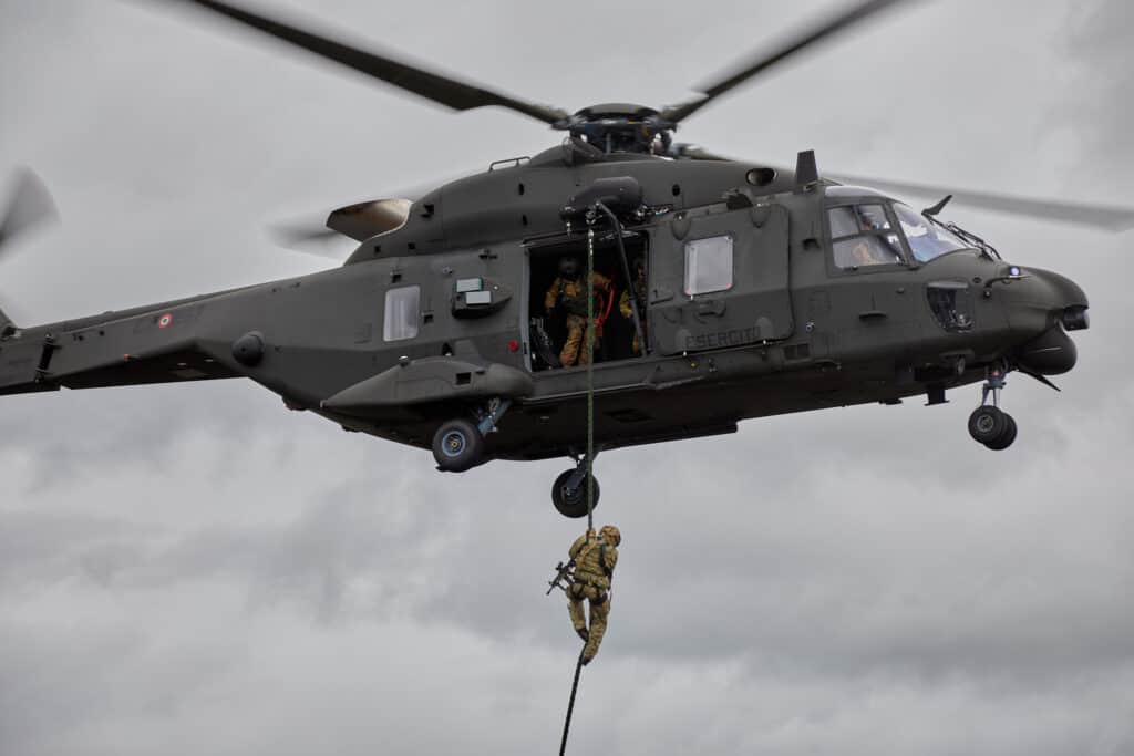 Esercitazione con inserzione di personale da elicottero UH-90