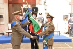 Foto-8.-Il-passaggio-di-consegna-della-Bandiera-di-Guerra-dellEsercito-tra-il-Generale-Farina-ed-il-generale-SErino-1