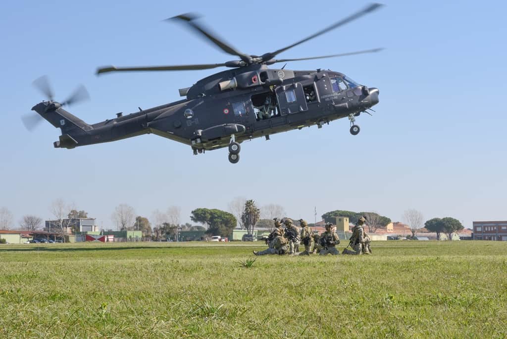 HH-101A e operatori delle Forze Speciali