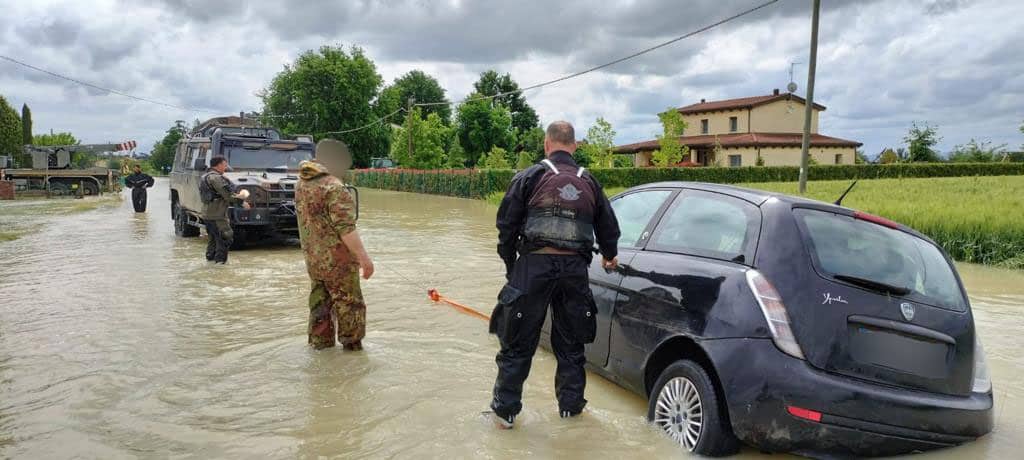 Emergenza alluvione. Operatori Forze Speciali durante attività di soccorso