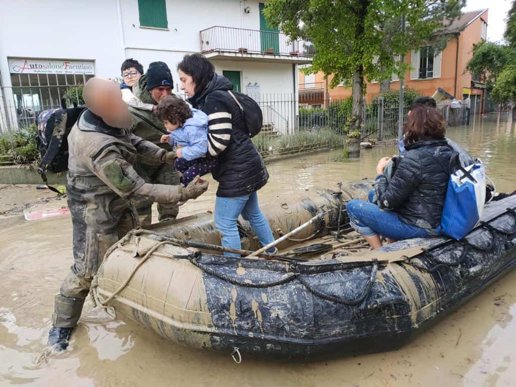 Emergenza alluvione. Operatori Forze Speciali durante attività di soccorso