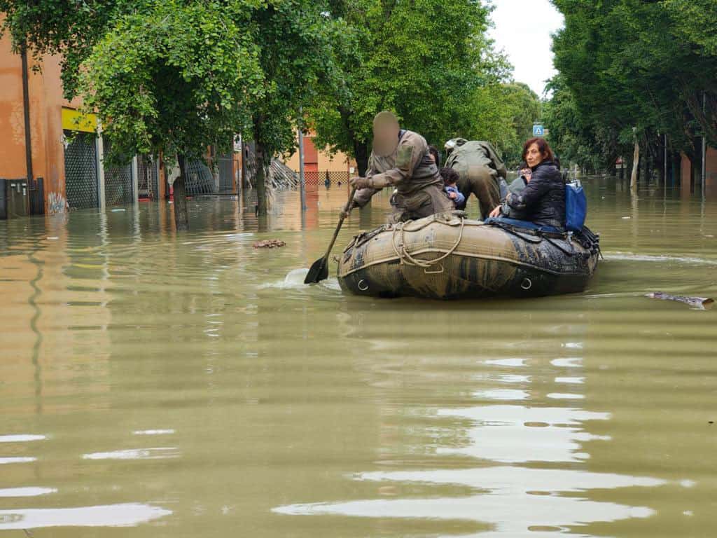 Emergenza alluvione. Operatori Forze Speciali durante attività di soccorso