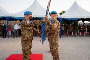 Il Gen. B. Lagorio riceve la Bandira dell'ONU
