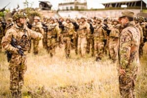 Il-Generale-Figliuolo-incontra-il-contingente-militare-italiano