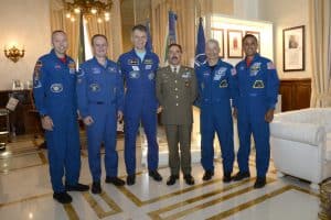 Il Generale di Corpo d'Armata Farina con gli astronauti